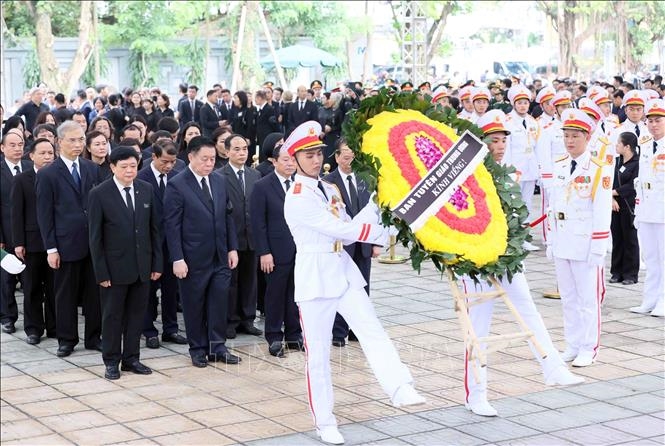 Đoàn Ban Tuyên giáo Trung ương do đồng chí Nguyễn Trọng Nghĩa, Uỷ viên Bộ Chính trị, Bí thư Trung ương Đảng, Trưởng Ban Tuyên giáo Trung ương làm Trưởng đoàn kính viếng Tổng Bí thư Nguyễn Phú Trọng.