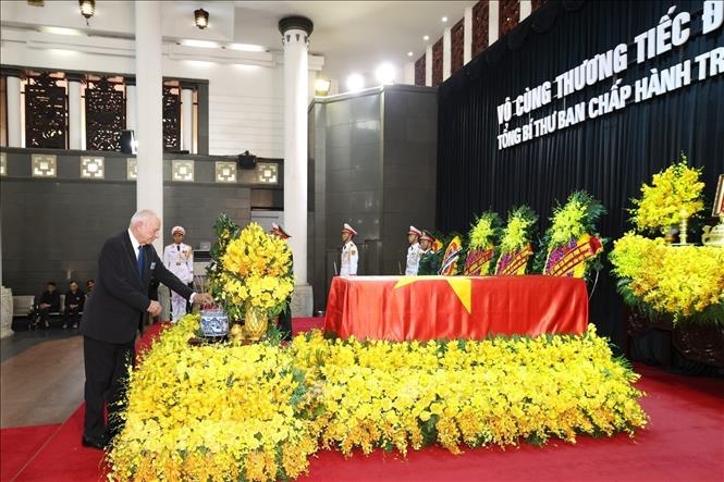 Ông Donald Charles McKinnon, Đặc phái viên của Thủ tướng New Zealand dâng hương viếng Tổng Bí thư Nguyễn Phú Trọng.