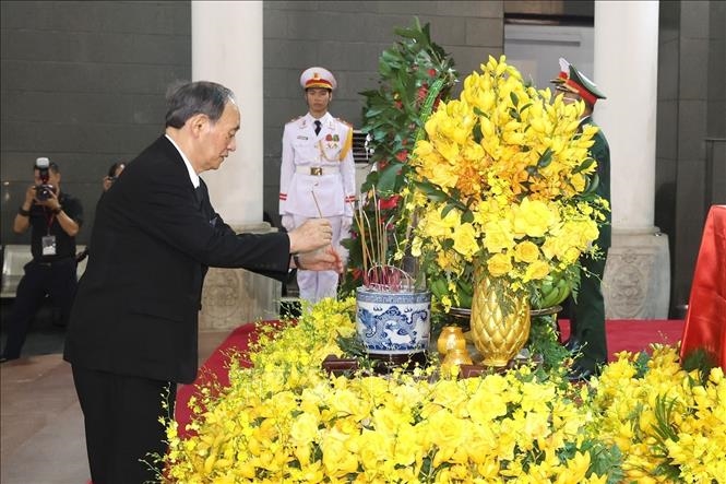 Nguyên Thủ tướng Nhật Bản Suga Yoshihide, đặc phái viên của Thủ tướng Kishida Fumio dâng hương viếng Tổng Bí thư Nguyễn Phú Trọng.