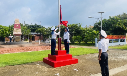 Cán bộ, chiến sĩ Trường Sa và Nhà giàn DK1 làm lễ treo cờ rủ Quốc tang Tổng Bí thư Nguyễn Phú Trọng