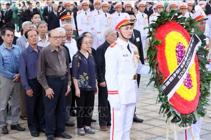 Đoàn cựu sinh viên lớp Văn khóa 8 (1963-1967) Trường Đại học Tổng hợp viếng Tổng Bí thư Nguyễn Phú Trọng. (Ảnh: TTXVN)