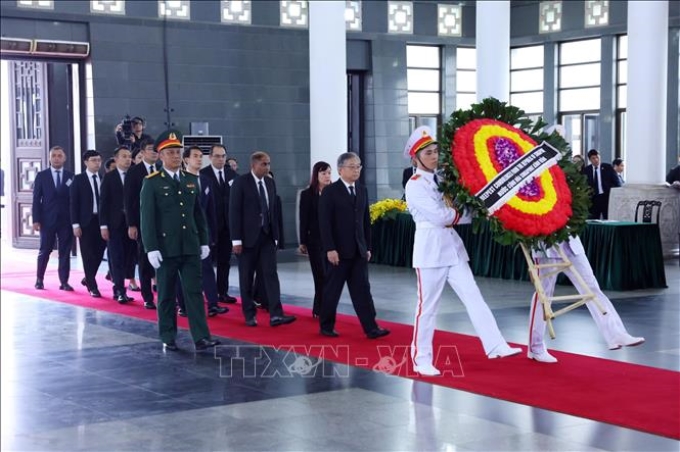 Đoàn Singapore do Phó Thủ tướng, Bộ trưởng Thương mại và Công nghiệp Gan Kim Dong dẫn đầu, viếng Tổng Bí thư Nguyễn Phú Trọng tại Nhà tang lễ Quốc gia số 5 Trần Thánh Tông, thành phố Hà Nội. (Ảnh: TTXVN)