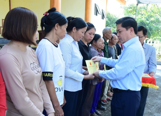 Đồng chí Nguyễn Văn Thể, Ủy viên Trung ương Đảng, Bí thư Đảng ủy Khối tặng quà cho các gia đình chính sách có hoàn cảnh khó khăn xã Minh Thanh, huyện Sơn Dương, tỉnh Tuyên Quang