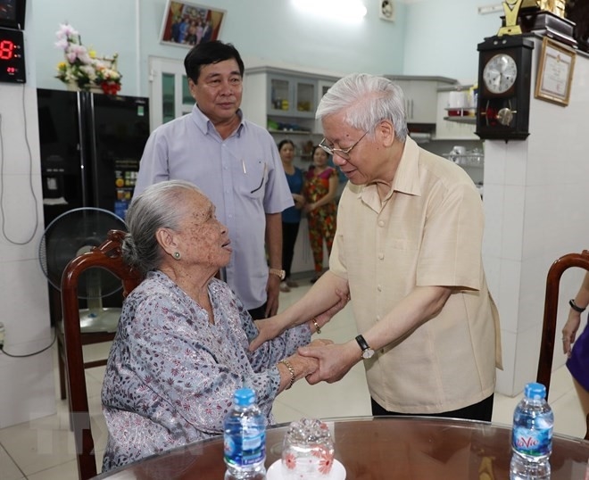 Tổng Bí thư Nguyễn Phú Trọng thăm Mẹ Việt Nam Anh hùng Lê Thị Tải, thành phố Long Xuyên, tỉnh An Giang ngày 14-15/4/2018. Ảnh: TTXVN.