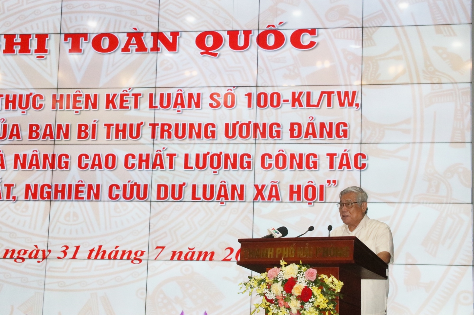 GS. TSKH. Vũ Minh Giang, Phó Chủ tịch Hội Khoa học Lịch sử Việt Nam, Cộng tác viên Dư luận xã hội cấp Trung ương trình bày tham luận tại Hội nghị.