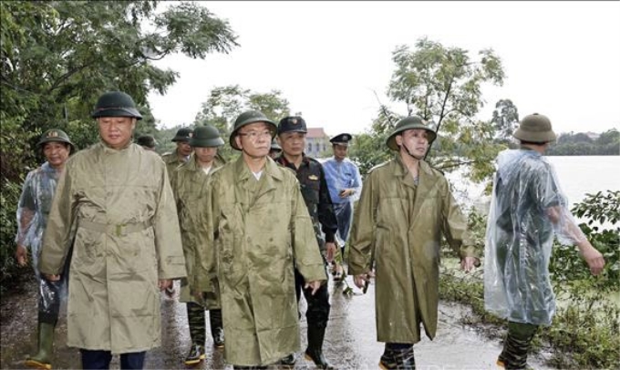 Phó Thủ tướng Chính phủ Lê Thành Long và Phó Chủ tịch UBND TP Hà Nội Nguyễn Mạnh Quyền kiểm tra công tác khắc phục hậu quả mưa lũ tại Thôn Nhân Lý, xã Nam Phương Tiến, huyện Chương Mỹ.