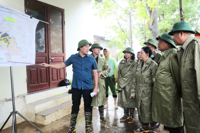 Bí thư Thành ủy Hà Nội Bùi Thị Minh Hoài và các đồng chí lãnh đạo Thành phố nghe báo cáo về tình hình mưa lũ trên địa bàn huyện Chương Mỹ.