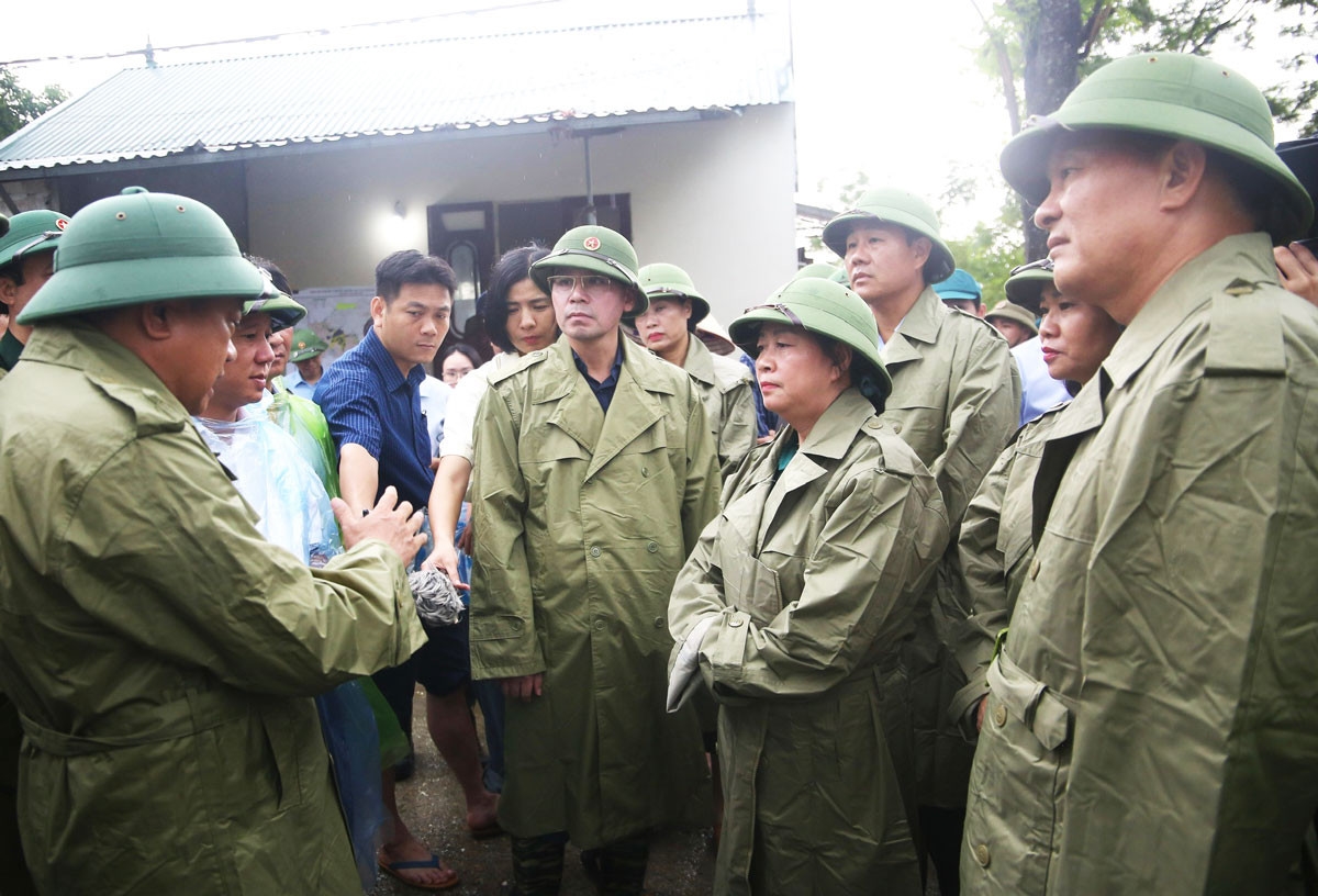 Bí thư Thành ủy Hà Nội Bùi Thị Minh Hoài trao đổi với lãnh đạo huyện Chương Mỹ về công tác phòng, chống lụt bão trong chuyến khảo sát thực tế trên địa bàn 2 huyện Chương Mỹ và Quốc Oai chiều ngày 29/7.