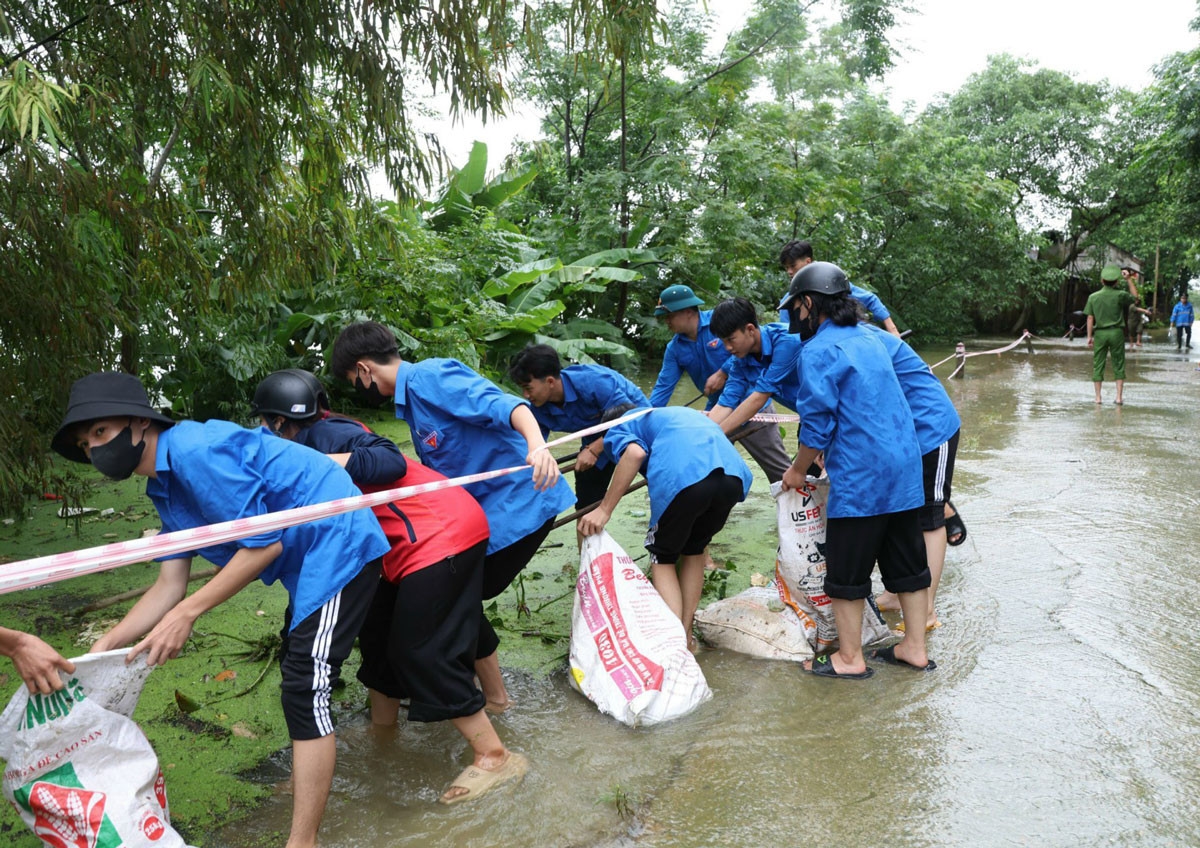 Đoàn viên thanh niên huyện Chương Mỹ thu gom rác thải, làm sạch môi trường tại vùng lũ xã Nam Phương Tiến, huyện Chương Mỹ.