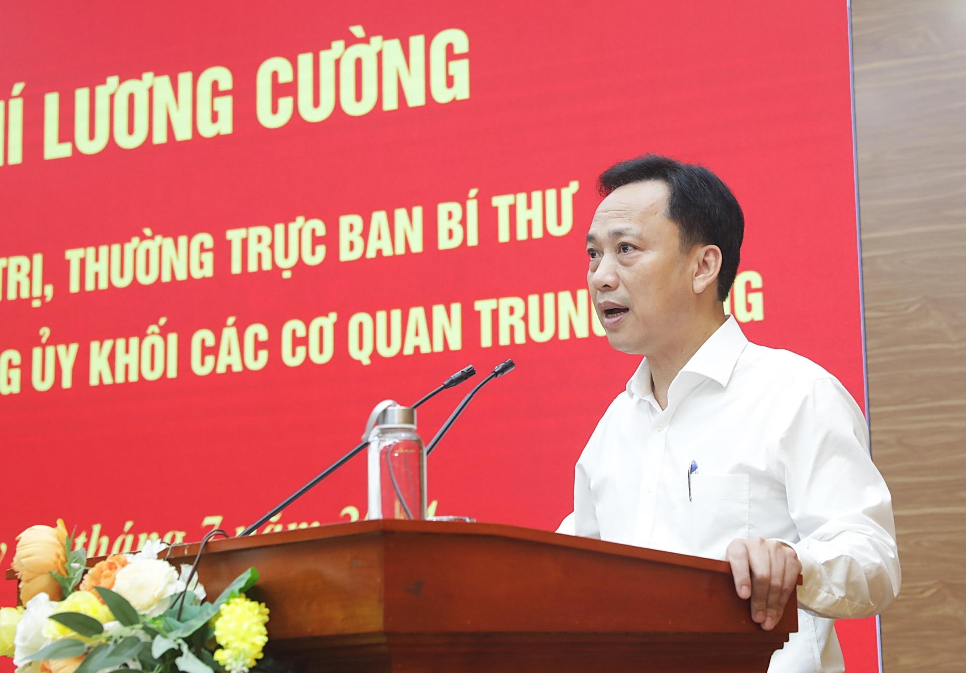 Phó Bí thư Thường trực Đảng ủy Khối các cơ quan trung ương Lại Xuân Lâm báo cáo tại buổi làm việc.