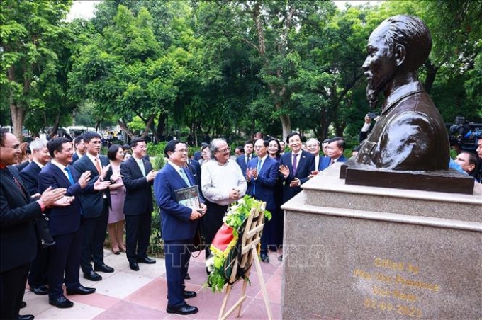 Thủ tướng Phạm Minh Chính và Đoàn đại biểu Việt Nam bên tượng Chủ tịch Hồ Chí Minh ở Thủ đô New Delhi. (Ảnh: TTXVN)