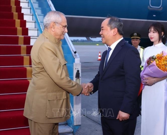 Chủ nhiệm Văn phòng Chủ tịch nước Lê Khánh Hải đón Tổng thống Timor-Leste Jose Ramos-Horta tại Sân bay quốc tế Nội Bài. (Ảnh: TTXVN)