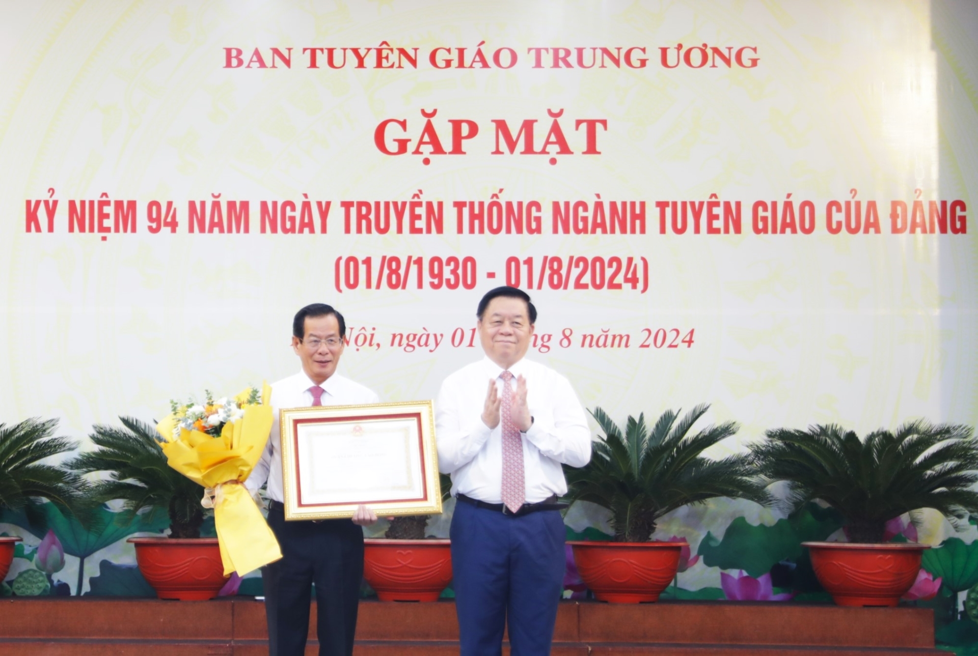 Đồng chí Nguyễn Trọng Nghĩa, Ủy viên Bộ Chính trị, Bí thư Trung ương Đảng, Trưởng ban Tuyên giáo Trung ương tặng Huân chương Lao động Hạng 3 cho đồng chí Nguyễn Hữu Việt, nguyên Hàm Vụ trưởng, nguyên Phó trưởng Cơ quan thường trực khu vực miền Nam.