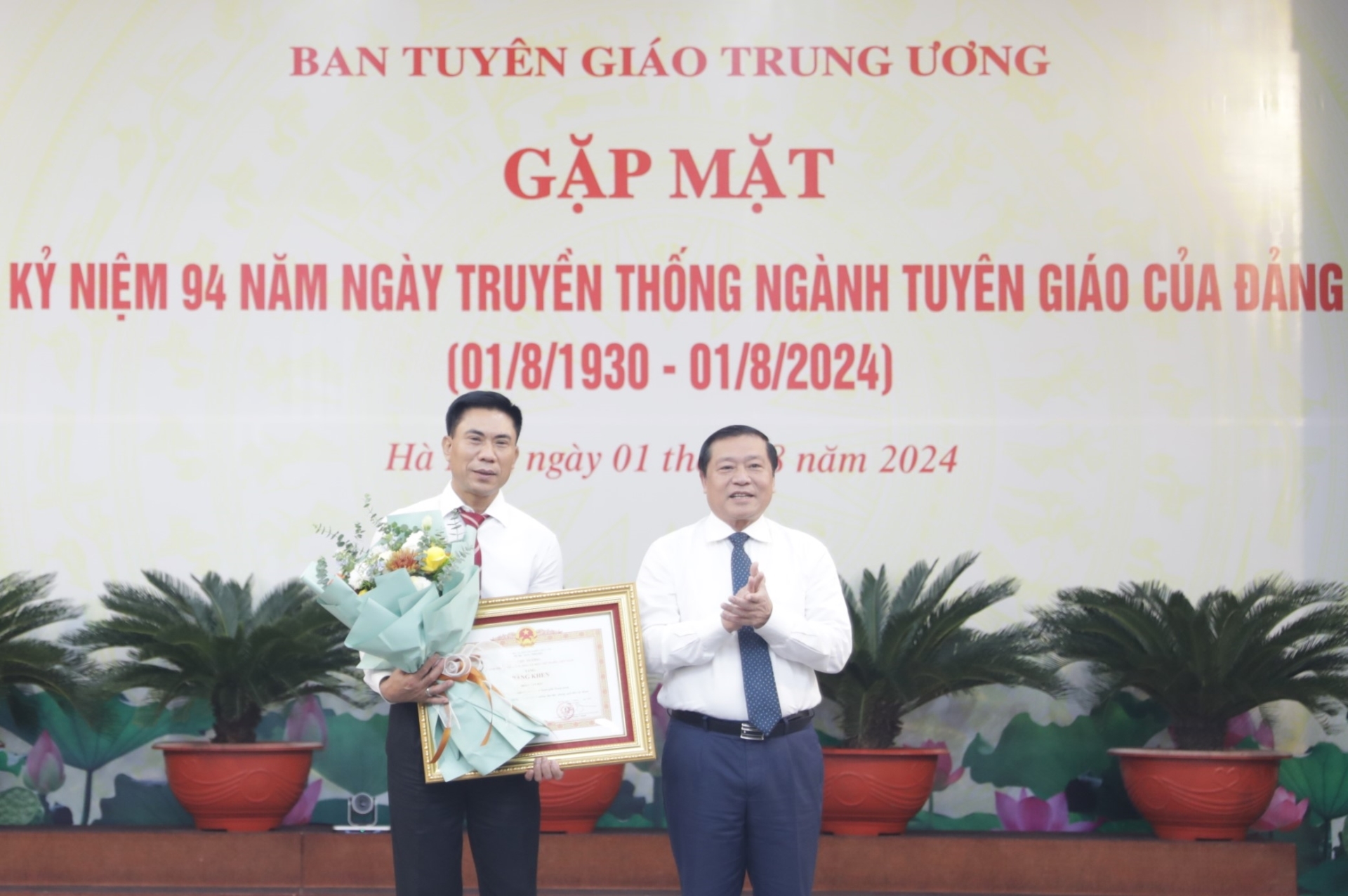 Đồng chí Lại Xuân Môn, Ủy viên Trung ương Đảng, Phó Trưởng ban Thường trực Ban Tuyên giáo Trung ương, Chủ tịch Hội đồng Khoa học các cơ quan Đảng Trung ương tặng bằng khen của Chính phủ cho đồng chí Đoàn Văn Báu, Vụ trưởng Vụ Lý luận Chính trị, Ban Tuyên giáo Trung ương vì có thành tích tiêu biểu trong học tập và làm theo tư tưởng, đạo đức, phong cách Hồ Chí Minh.