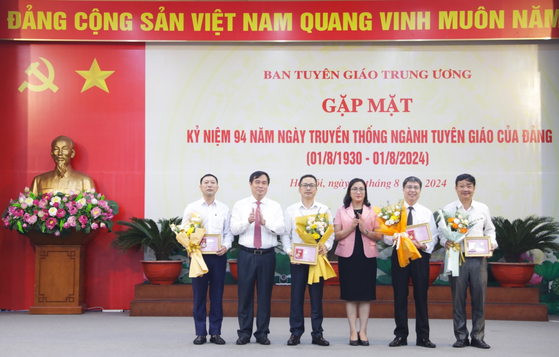 Đồng chí Phan Xuân Thủy, Phó Trưởng ban Tuyên giáo Trung ương và đồng chí Đinh Thị Mai, Phó Trưởng ban Tuyên giáo Trung ương tặng bằng khen vì sự nghiệp công tác tuyên giáo cho một số cán bộ, chuyên viên của Ban Tuyên giáo Trung ương.