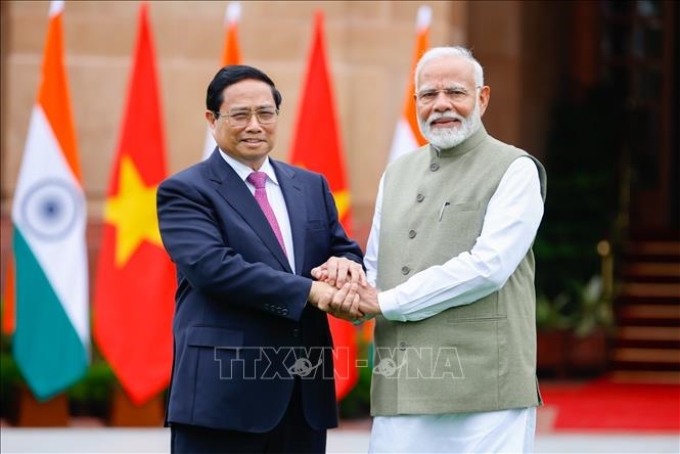 Thủ tướng Phạm Minh Chính​ gặp hẹp Thủ tướng Ấn Độ Narendra Modi. (Ảnh: TTXVN)