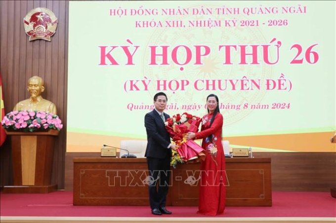 Bí thư Tỉnh ủy Quảng Ngãi Bùi Thị Quỳnh Vân chúc mừng Chủ tịch UBND tỉnh Nguyễn Hoàng Giang (trái). (Ảnh: TTXVN)