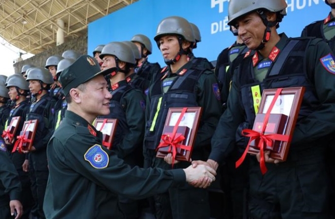 Thứ trưởng Bộ Công an Nguyễn Ngọc Lâm tặng quà lực lượng tham gia diễn tập. (Ảnh: bocongan.gov.vn)