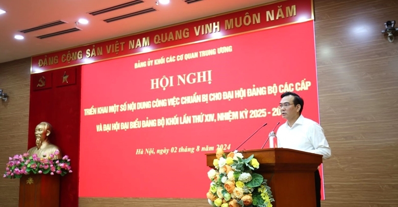 Chánh Văn phòng Đảng ủy Khối Nguyễn Minh Chung trình bày dự thảo Kế hoạch làm việc của Tiểu ban Văn kiện và Tiểu ban phục vụ Đại hội.