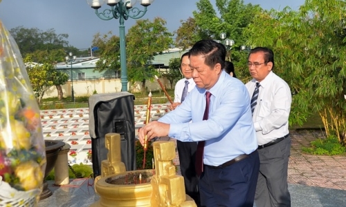 Trưởng Ban Tuyên giáo Trung ương Nguyễn Trọng Nghĩa viếng Nghĩa trang Liệt sĩ Gò Công