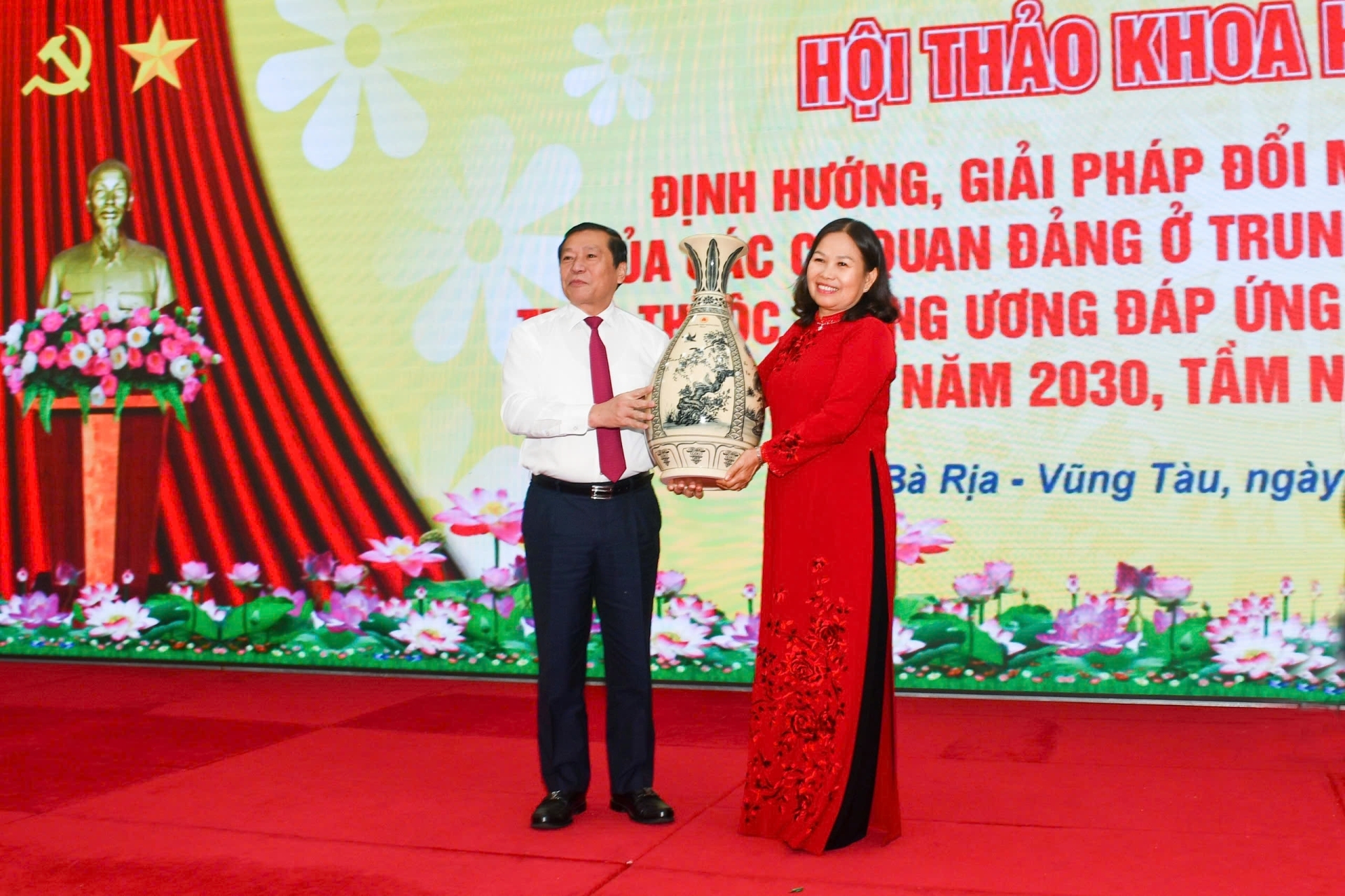 Tiến sỹ Lại Xuân Môn, Ủy viên Trung ương Đảng, Phó trưởng ban Thường trực Ban Tuyên giáo Trung ương, Chủ tịch Hội đồng Khoa học các cơ quan Đảng Trung ương tặng quà cảm ơn Tỉnh ủy Bà Rịa-Vũng Tàu đã đón tiếp nhiệt tình và phối hợp tổ chức hội thảo.