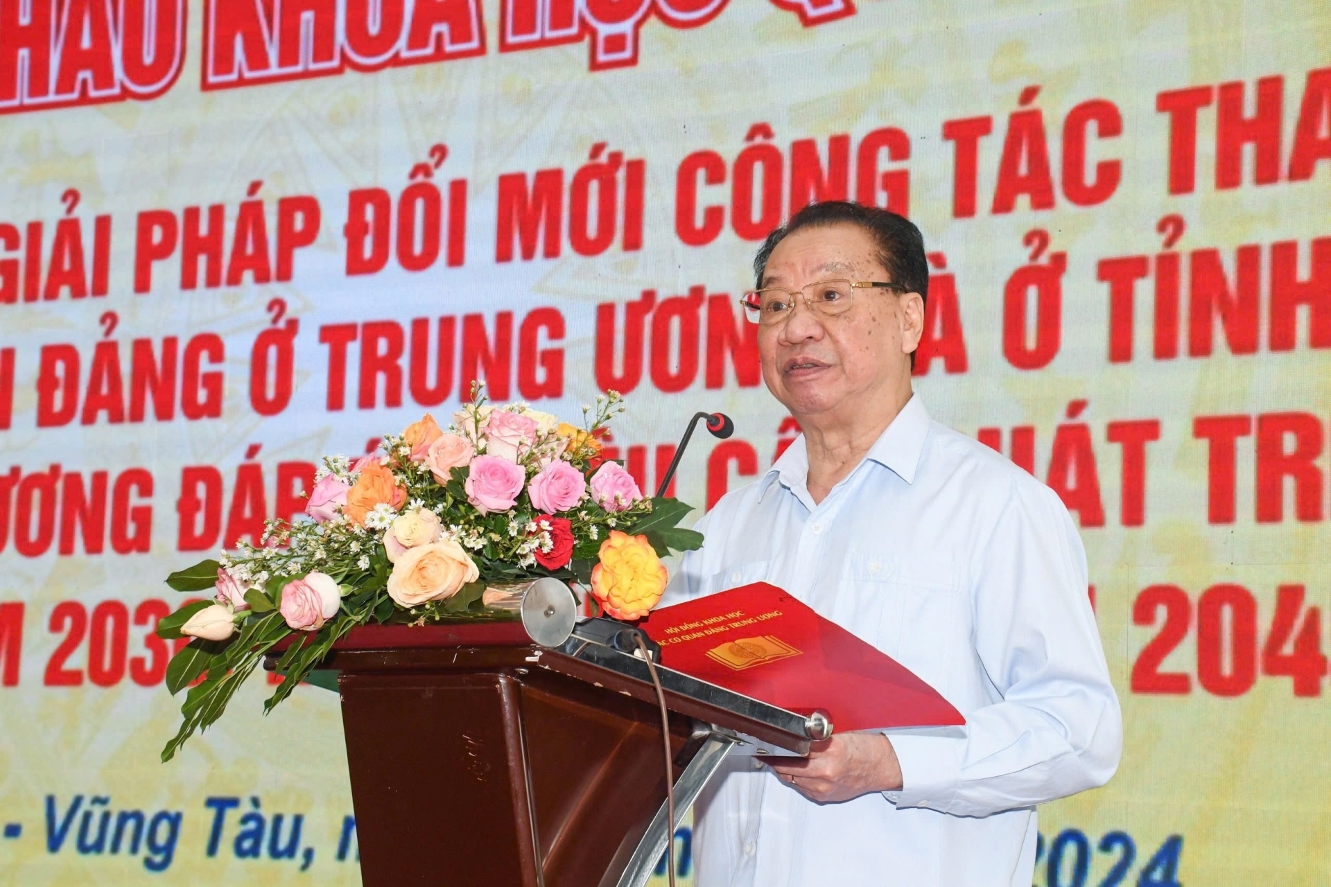 GS. TS Phùng Hữu Phú, nguyên Ủy viên Trung ương Đảng, nguyên Phó Trưởng ban Thường trực Ban Tuyên giáo Trung ương, nguyên Chủ tịch Hội đồng Khoa học các cơ quan Đảng Trung ương phát biểu tại hội thảo.