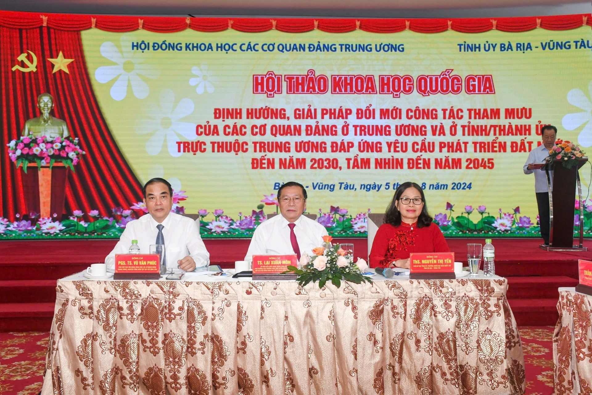 Các đại biểu chủ trì hội thảo.