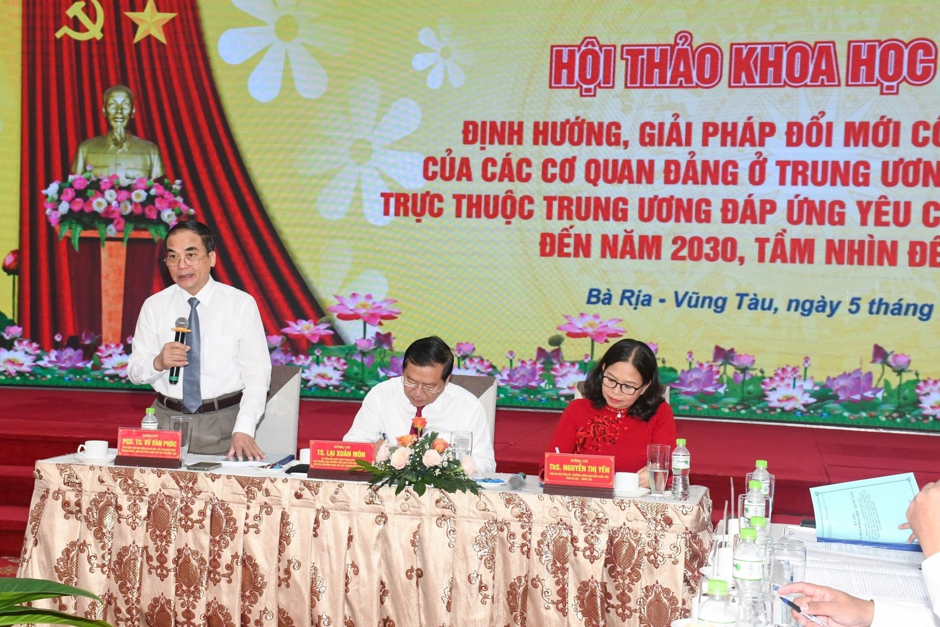 PGS. TS Vũ Văn Phúc, Phó Chủ tịch Hội đồng Khoa học các cơ quan Đảng Trung ương phát biểu.