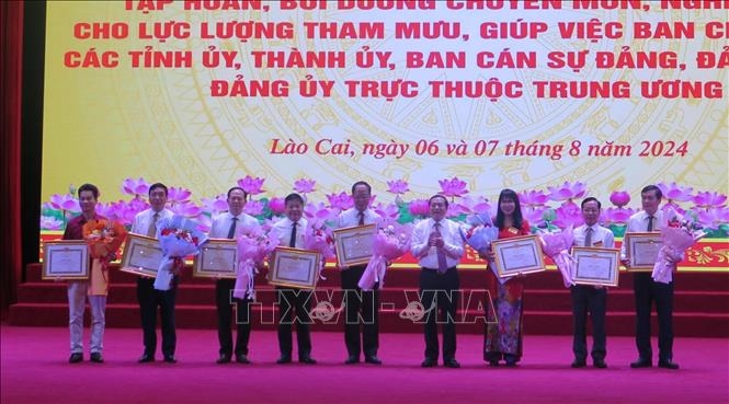 Khen thưởng, biểu dương các tập thể có thành thích xuất sắc.