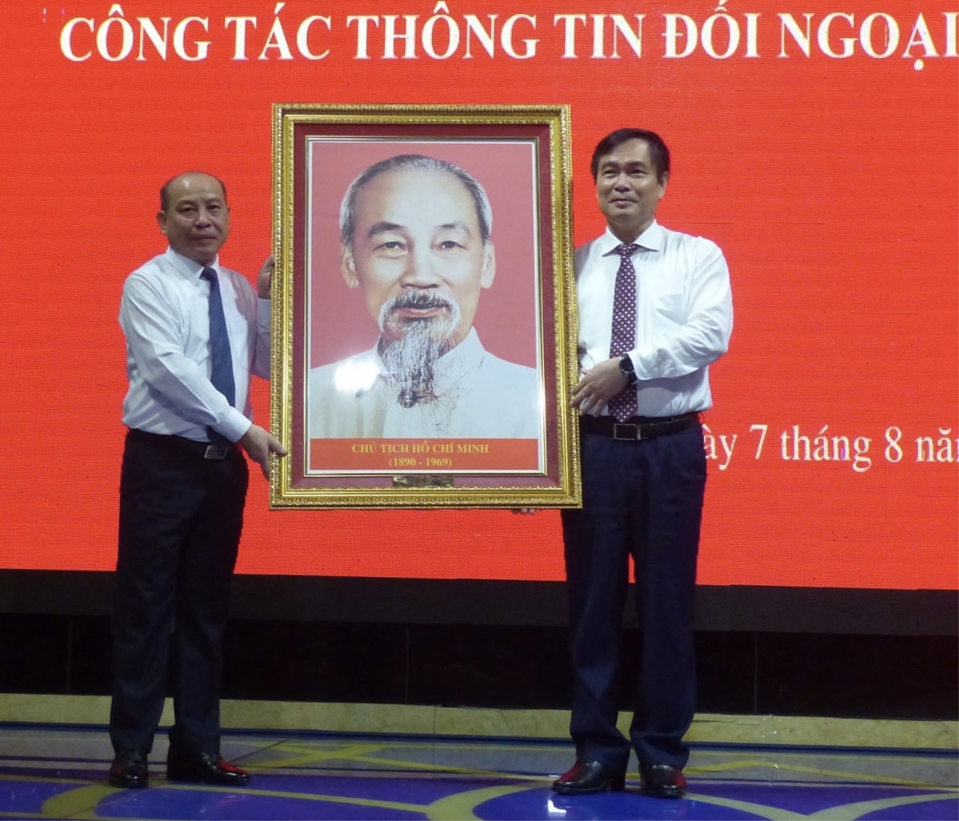 Phó Trưởng ban Tuyên giáo Trung ương Phan Xuân Thuỷ tặng quà lưu niệm Tỉnh uỷ Hoà Bình.