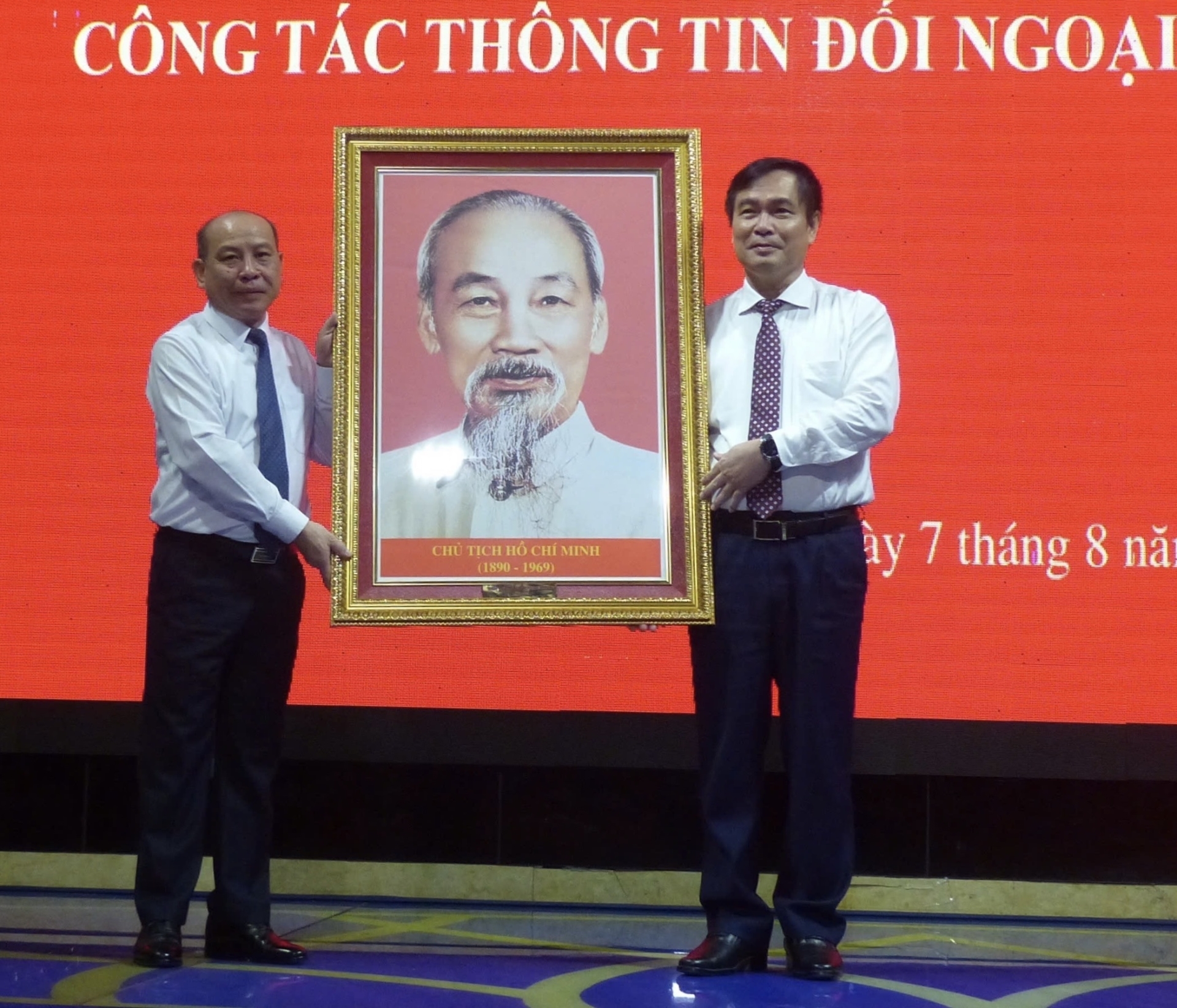 Phó Trưởng ban Tuyên giáo Trung ương Phan Xuân Thuỷ tặng quà lưu niệm cho Tỉnh uỷ Hoà Bình.