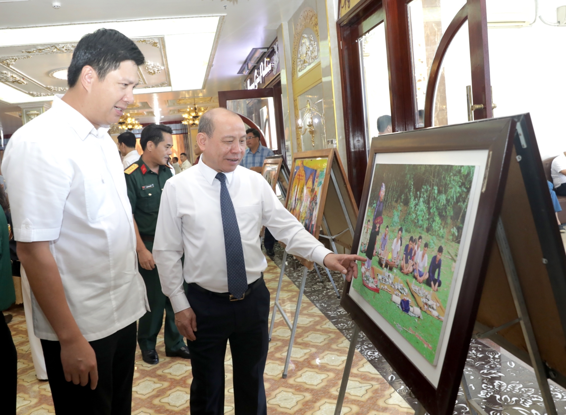 Đồng chí Bùi Đức Hinh, Phó Bí thư Thường trực Tỉnh uỷ, Chủ tịch HĐND tỉnh, Trưởng Ban Chỉ đạo công tác thông tin đối ngoại tỉnh Hòa Bình và đồng chí Nguyễn Quế Lâm, Phó Trưởng ban chuyên trách Ban Chỉ đạo công tác Thông tin đối ngoại tham quan triển lãm bên lề hội nghị.