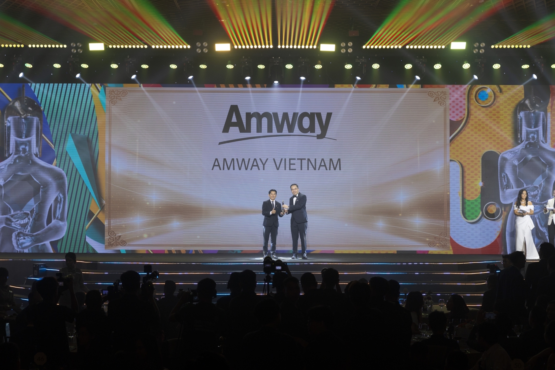 Ông Huỳnh Thiên Triều- Tổng giám Đốc Amway Việt Nam vinh dự được trao tặng phiên bản vàng của chiếc cúp Harmonia với thành tích 5 năm đạt được giải thưởng HR Asia - Nơi làm việc tốt nhất châu Á 2024.