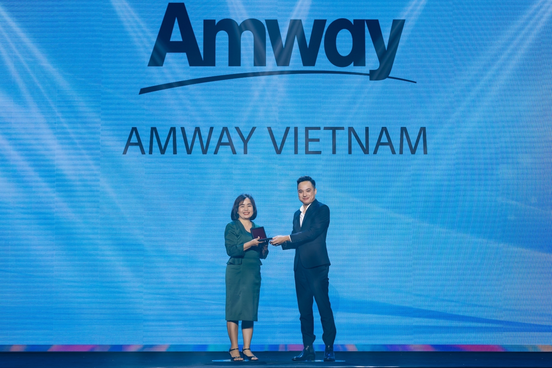 Bà Phan Nguyên Nhật Thảo, Giám đốc Nhân sự Amway tiểu vùng Việt Nam-Indonesia-Philippines vinh dự nhận giải từ ban tổ chức.