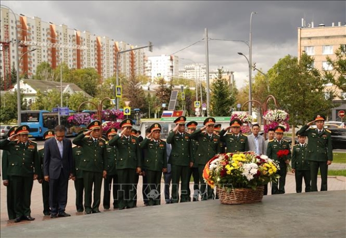 Đại tướng Phan Văn Giang và các đại biểu dâng hoa tại Tượng đài Chủ tịch Hồ Chí Minh ở Moskva. (Ảnh: TTXVN)