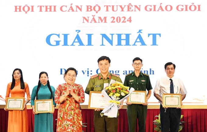 Đồng chí Hồ Thị Cẩm Đào, Phó Bí thư Thường trực Tỉnh ủy, Chủ tịch HĐND tỉnh Sóc Trăng trao Giải Nhất Hội thi cho đơn vị Công an tỉnh.