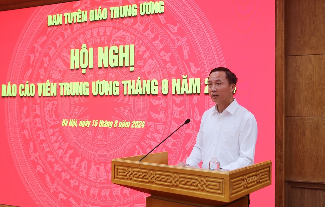 Trưởng Ban Tôn giáo Chính phủ Vũ Hoài Bắc thông tin chuyên đề tại Hội nghị.