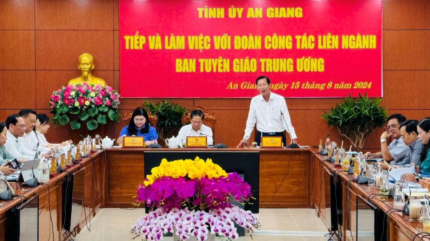 Phó Chủ tịch Ủy ban nhân dân tỉnh An Giang Lê Văn Phước phát biểu