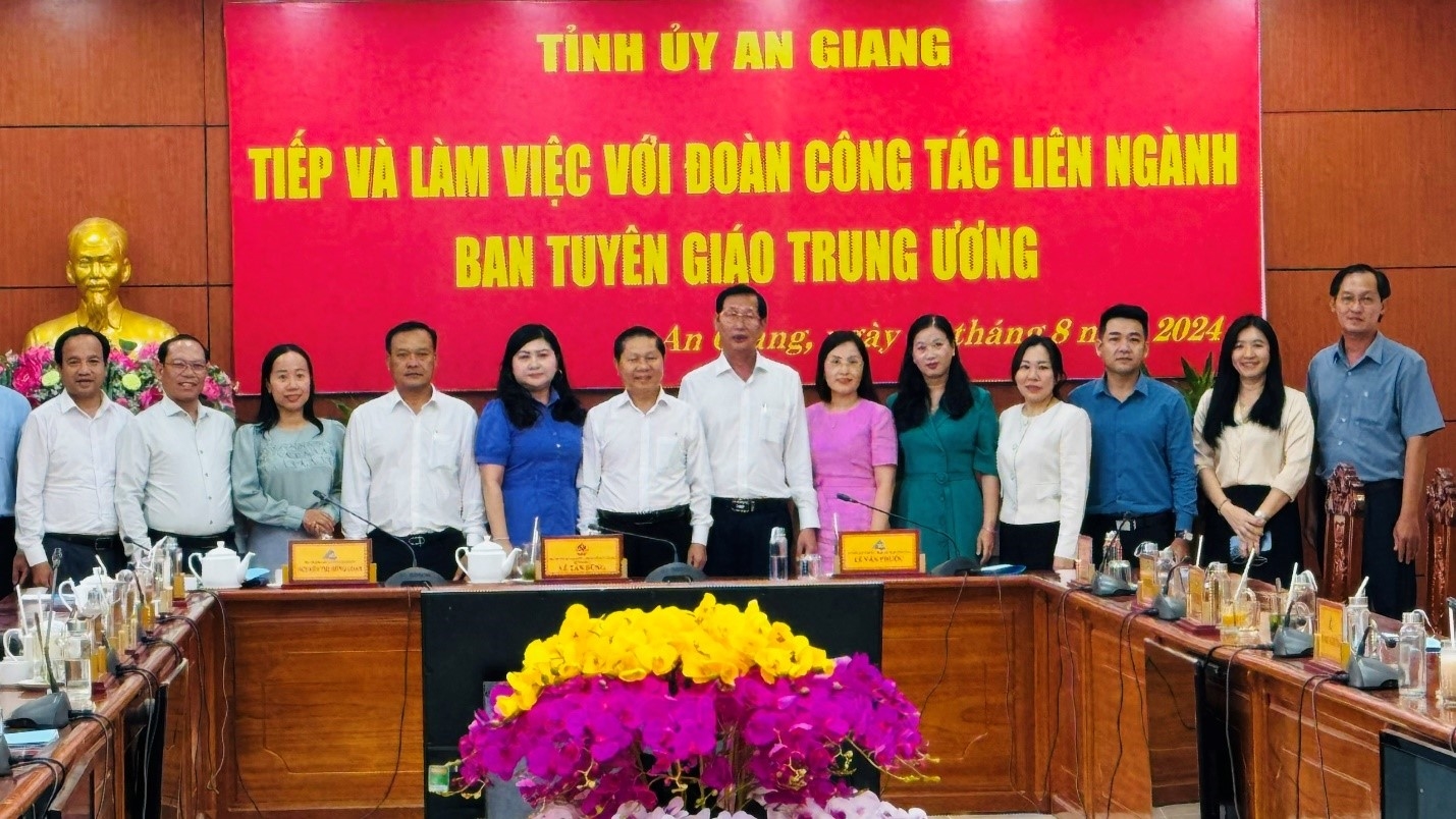 Đoàn công tác của Ban Tuyên giáo Trung ương chụp ảnh lưu niệm với lãnh đạo tỉnh An Giang