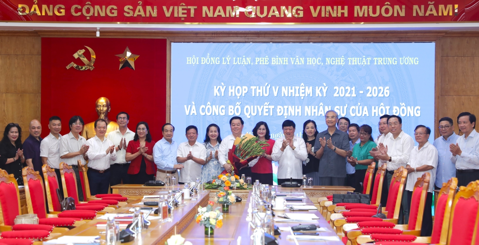 Hội đồng Lý luận phê bình Văn học nghệ thuật Trung ương tặng hoa, chụp ảnh chúc mừng đồng chí Nguyễn Trọng Nghĩa, Ủy viên Bộ Chính trị, Bí thư Trung ương Đảng, Trưởng ban Tuyên giáo Trung ương.