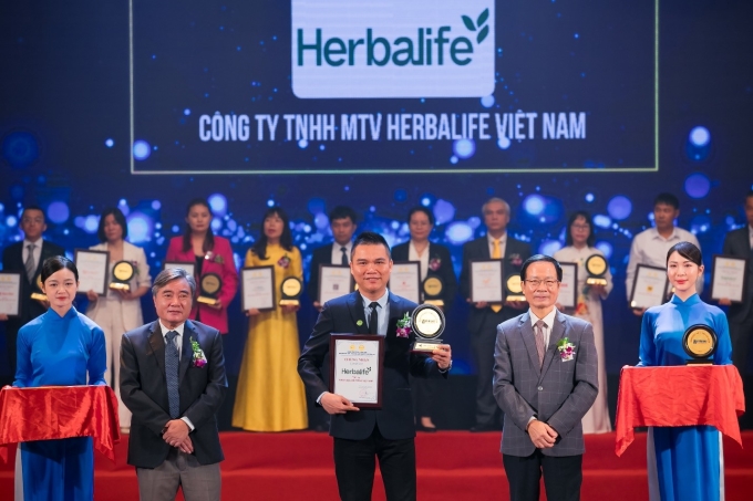 Đại diện Herbalife Việt Nam tại nhận giải thưởng Top 10 Nhãn hiệu nổi tiếng Việt Nam.