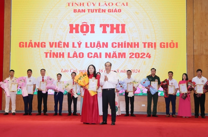 Đồng chí Vũ Xuân Cường, Phó Bí thư Thường trực Tỉnh ủy, Chủ tịch HĐND tỉnh trao giải Nhất cho thí sinh Đặng Hải Hồng, Giảng viên chuyên trách Trung tâm Chính trị thành phố Lào Cai.