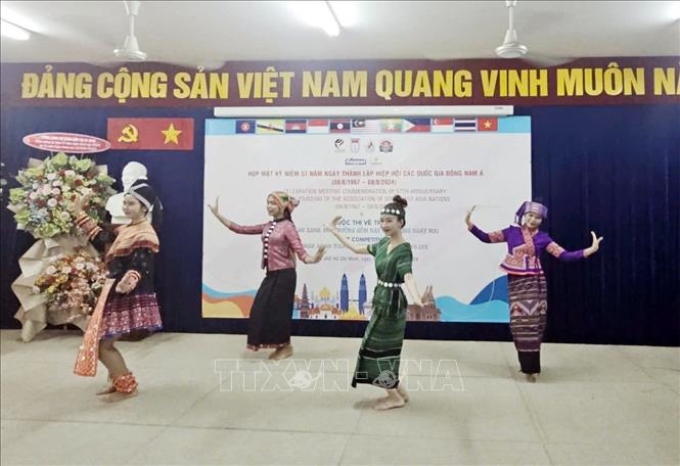 Biểu diễn văn nghệ truyền thống các nước ASEAN tại lễ kỷ niệm. (Ảnh: TTXVN)