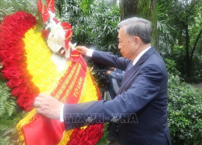 Tổng Bí thư, Chủ tịch nước Tô Lâm dâng hoa tưởng niệm Liệt sĩ Phạm Hồng Thái. (Ảnh: TTXVN)