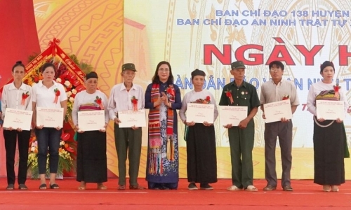 Phó Trưởng ban Tuyên giáo Trung ương Đinh Thị Mai dự Ngày hội “Toàn dân bảo vệ an ninh Tổ quốc” tại Thanh Hóa