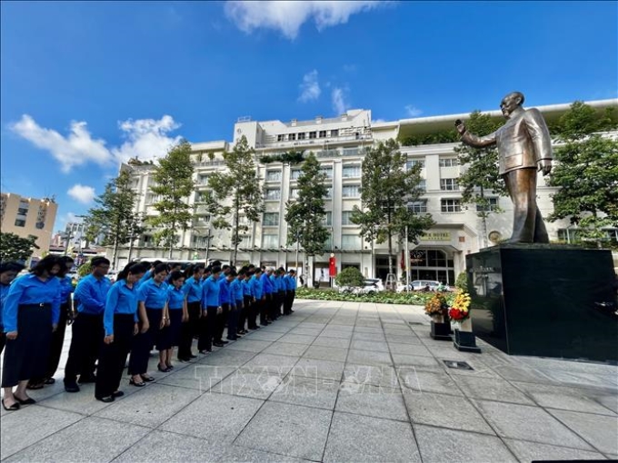 Đoàn Đại biểu công nhân lao động TP. Hồ Chí Minh dành một phút mặc niệm tưởng nhớ Chủ tịch Hồ Chí Minh tại Công viên tượng đài Bác Hồ (Phố đi bộ Nguyễn Huệ, Quận 1, TP. Hồ Chí Minh). (Ảnh: TTXVN)