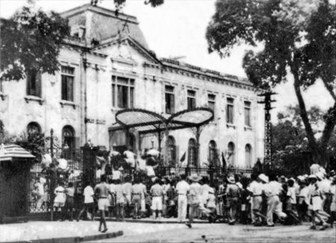 Ngày 19/8/1945, sau cuộc mít tinh tại Quảng trường Nhà hát Lớn, quần chúng nhân dân Thủ đô đã đánh chiếm Bắc Bộ phủ, cơ quan đầu não của chính quyền tay sai Pháp ở Bắc Bộ. (Ảnh: Tư liệu TTXVN)