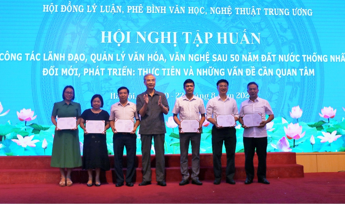 TS. Bùi Thế Đức, Phó Chủ tịch Hội đồng trao Giấy Chứng nhận cho các học viên thông qua các Trưởng đoàn địa phương, đơn vị.