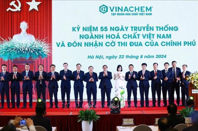 Thủ tướng Phạm Minh Chính với lãnh đạo Tập đoàn Hóa chất Việt Nam. (Ảnh: TTXVN)