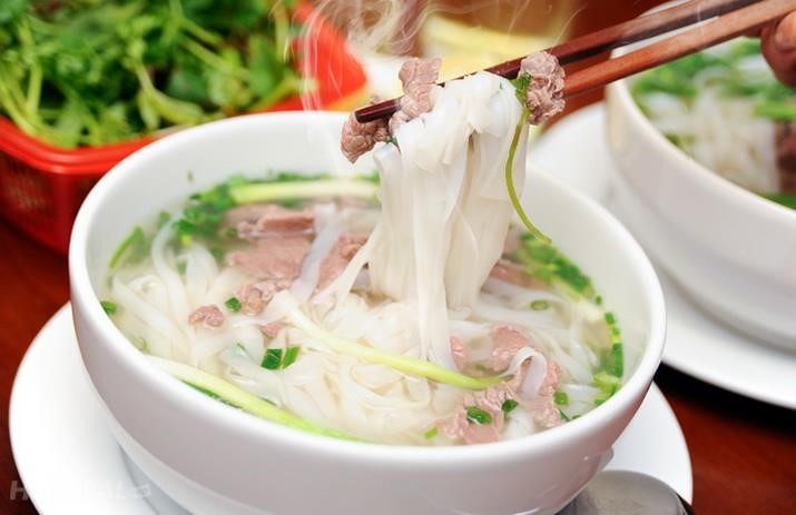 Phở là một trong những món ăn đường phố nổi tiếng nhất của Việt Nam.